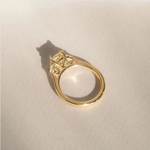 Anillo de Tres Piedras de Diamante Cultivado en Laboratorio, Corte Radiante, 1.50CT, Oro Amarillo, Joyería Fina para Novia, Venta al Por Mayor - Product Image 4