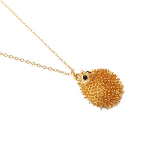 Collar de Latón Chapado en Oro de 18K con Colgante de Erizo de Mar y Pez Puffer Texturizado, con Engaste de Ónix Negro en Bisel y Diseño de Ojo, Inspirado en el Océano, Único - Product Image 2