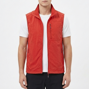 Chaleco cortavientos versátil rojo con cuello alto y cremallera, informal, elegante, de poliéster sostenible, fabricado en Pakistán. - Product Image 1