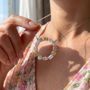 Collar con Colgante de Diamantes de Varias Formas en Oro Blanco con Piedras Amarillas y Rosas, Joyería Elegante y de Lujo para Mujer - Product Image 3