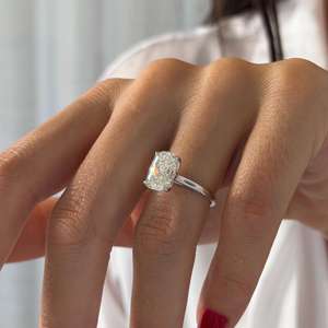 Anillo Solitario con Diamante de Laboratorio de 3 Quilates, Corte Alargado Tipo Cojín, Engaste Lotus, Engaste Tulipán Catedral, Oro Blanco de 14k, Certificado IGI - Product Image 5