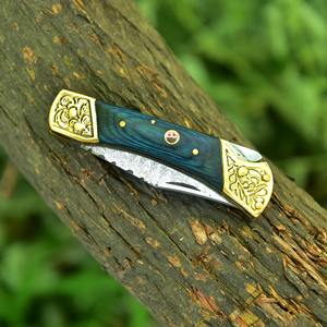 Couteau de chasse pliant artisanal, lame en acier Damas gravée, manche en bois, couteau personnalisable OEM - Product Image 6