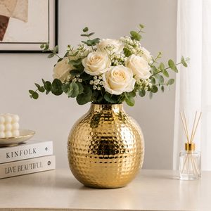 Jarrón de mesa moderno de latón con acabado martillado en color dorado, hecho a mano, decorativo, para flores, para bodas, decoración del hogar. - Product Image 1