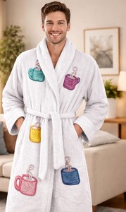 Peignoir en tissu éponge blanc style vintage inspiré du film Rebel, avec motif tasse de café brodé, idéal pour se détendre - Product Image 2