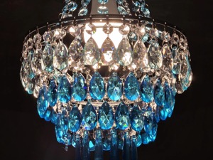 Lustre élégant en cristal bleu avec pendentifs en verre en forme de goutte d'eau - Product Image 6