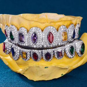 Joyería Hip Hop de Lujo: Grillz Dentales Personalizados de Plata 925 Bañada en Oro con Moissanita Iced Out, Certificado IGI, Engaste de Canal - Product Image 3