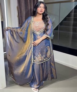 Ensemble de dupatta en soie brodée bleue vintage indienne traditionnelle pour femmes, longueur normale, coupe régulière, séchage rapide, tenue ethnique pour mariage - Product Image 1