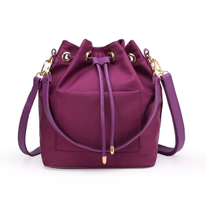 Sac seau en nylon bleu marine avec fermeture à cordon et bandoulière réglable, style minimaliste imperméable pour femmes - Product Image 4