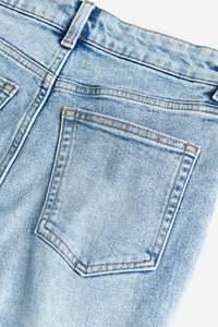 Jeans de mezclilla ajustados de cintura alta con botones y estilo desgastado para mujer - Product Image 4