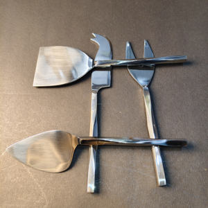 Ensemble d'outils à fromage en acier inoxydable à 4 pièces avec manche torsadé, comprenant une pelle à fromage, un couteau à pointes, une fourchette à fromage et un épandeur pointu - Product Image 2