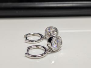 Pendientes de aro colgantes con diamantes cultivados en laboratorio de corte redondo de 2 quilates, con engaste de bisel, de oro blanco macizo de 14k para mujer. - Product Image 4