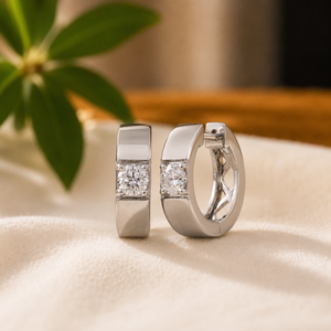 Pendientes de aro clásicos de plata de ley 925 con engaste de diamantes redondos para mujer, diseño geométrico para uso diario. - Product Image 1