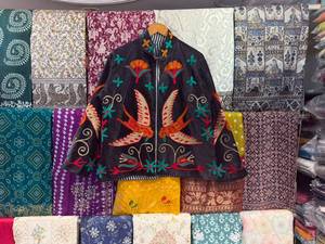 Blouson en velours noir à col mandarin, broderie à la main d'oiseaux et de motifs floraux, manches longues, fermeture à ceinture, coton respirant - Product Image 1