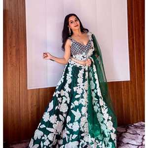 Lehenga Choli de Diseño con Lentejuelas Arcoíris y Trabajo Dori para Bodas, Hecho de Poliéster - Product Image 3