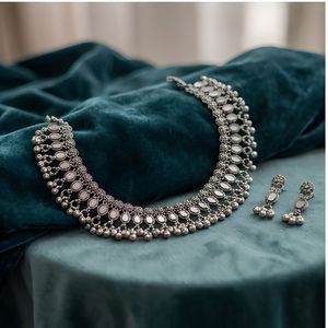 Collier ras-de-cou imitation argent avec perles pendantes à motif floral et boucles d'oreilles assorties pour tenue ethnique festive traditionnelle - Product Image 3