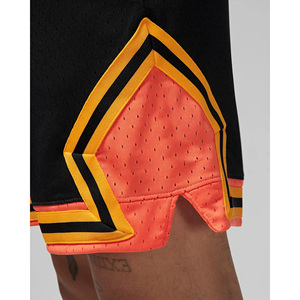 Shorts de basket-ball en mesh noir et orange pour hommes SINEWY SPORTS, impression par sublimation de logo personnalisé, polyester respirant, coupe classique - Product Image 5