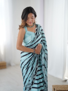 Elegante Sari para Mujer con Estampado Floral y Rayas en Verde Menta y Negro para Bodas Étnicas Indias y Pakistaníes - Product Image 4