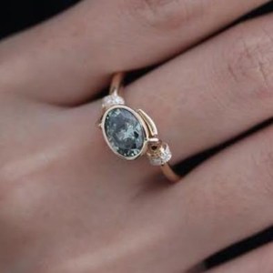 Bague de Fiançailles et de Promesse en Or Massif 14K avec Diamant Ovale Vert Fantaisie de 1,50 Carat et Diamant de Laboratoire, Motif Deux Mains, Style Antique, Cadeau pour Elle - Product Image 4