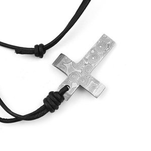 Hermoso collar con colgante de Cruz personalizado de acero de Damasco hecho a mano, estilo clásico, bordes personalizados religiosos cristianos para niños - Product Image 4