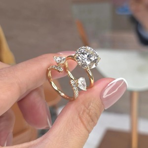 Anello di fidanzamento <span class=keywords><strong>solitario</strong></span> in oro massiccio 14K con diamante coltivato in laboratorio taglio brillante rotondo da 6 <span class=keywords><strong>carati</strong></span> e fascia trilogia abbinata taglio a pera - Product Image 3