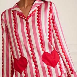 Camisa de Satén para Mujer con Cuello Corazón, Manga Corta, Rayas Rosas, Aplique de Corazón, Ecológica, Transpirable, Corte Regular - Product Image 1