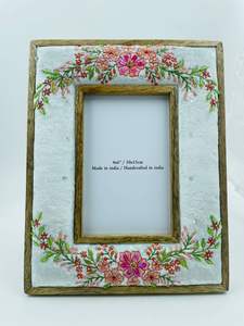 Cadre photo en bois et tissu de luxe, design abeille, fait main, brodé, avec perles, collection printemps, moderne, personnalisable, léger, durable - Product Image 2