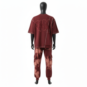 Ensemble jogging cargo pour homme en coton éponge 240 GSM, couleur bordeaux, avec empiècements patchwork, t-shirt et pantalon brodés avec logo. - Product Image 2