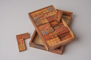Juego de Dominó Doble Seis de Madera de Colores ILAHI, 28 Piezas, Ecológico, Tallado y Grabado, Diseño Antiguo, Caja Rectangular Alta de Madera - Product Image 3