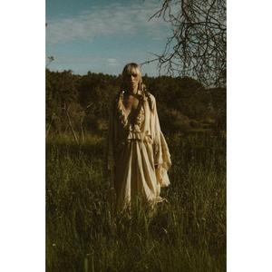 Vestido Maxi Beige Bohemio para Mujer, Largo hasta el Suelo, Cuello en V Profundo, Manga con Volantes, Cintura Natural, Ecológico, de Algodón, para Vacaciones en Resort - Product Image 4