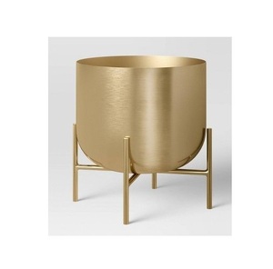 Ensemble de 2 jardinières dorées avec support en bois, pot en métal thermolaqué, style moderne du milieu du siècle, durable, écologique, pot à fleurs, décoration de jardin - Product Image 3