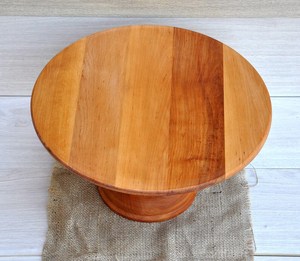 Support à gâteau en bois artisanal Orion avec plateau tournant décoratif pour centre de table de mariage, anniversaire ou événement - Product Image 3
