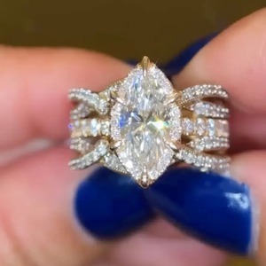 Elegante Anillo de Compromiso de Plata 925 con Moissanita Corte Marquesa y Detalle en Oro Amarillo, Joyería de Moissanita para Mujer - Product Image 4