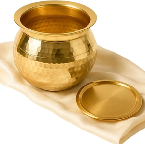 Olla para servir biryani de latón dorado martillado, hecha en India, con tapa y asa, disponible a precios de mayorista. - Product Image 2