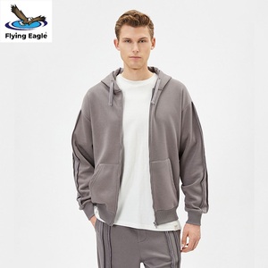 Survêtement de sport personnalisé pour homme, tenue de jogging respirante et légère pour la course et l'entraînement - Product Image 3