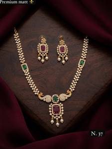 Collection Fantaisie : Parure Collier et Boucles d'Oreilles en Perles Kundan Plaqué Or de Haute Qualité avec Sertissage Griffe Géométrique – Dernière Création de Bijoux - Product Image 1