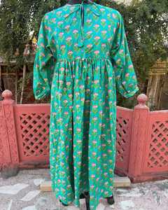 Vestido Maxi de Algodón Estampado a Mano para Verano, Estampado Floral, Hecho a Mano, Sostenible para Todas las Temporadas - Product Image 1
