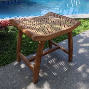 Tabouret de spa moderne avec structure en teck massif et assise incurvée en rotin tressé artisanal, finition soigneusement poncée - Product Image 1