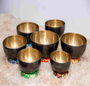 Juego de cuencos tibetanos de latón martillado a mano con mazos de madera y cojines, disponible a precios de mayorista. - Product Image 4