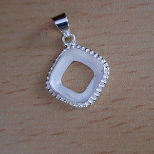 Nuevos colgantes cuadrados de plata de ley S925 de diseño, fundición de metal al por mayor con engaste pregrabado para joyería y regalos - Product Image 1