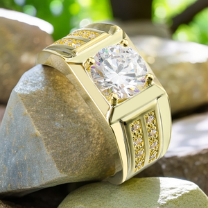 Bague de fiançailles AMBER JEWELS en or jaune plaqué rhodium avec diamant taille brillant, design géométrique, sertissage à griffes et accents pavés, pour homme - Product Image 3