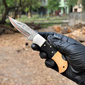 Couteau de chasse pliant haut de gamme en acier Damas, manche en bois, couteau utilitaire de poche artisanal UE USA - Product Image 1