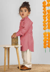 ชุดคุรตะสีชมพูสำหรับเด็กผู้ชาย ชุดพื้นเมืองผ้าฝ้ายเนื้อนุ่มพร้อมกางเกงนอนสีขาว ชุดพิธีกรรมแบบดั้งเดิมสำหรับเด็กทารกชาย - Product Image 4