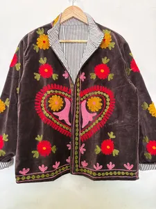 Chaqueta de Terciopelo Marrón Oscuro Hecha a Mano para Mujer, con Bordado Floral Vibrante Suzani, Estilo Boho Chic, Reversible, Kimono Abierto por Delante - Product Image 3