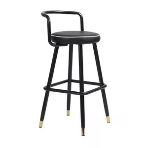 Taburete y silla de bar de cuero negro capitoné con patas cónicas, muy demandados, para uso en salas ejecutivas y bares. - Product Image 6