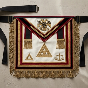 Insignia Masónica de Cuero Personalizada, Bordada en Oro, con Borla de Flecos y Diseño de Águila de Dos Cabezas y Solapa Cuadrada en V - Lujo y Moda - Product Image 1