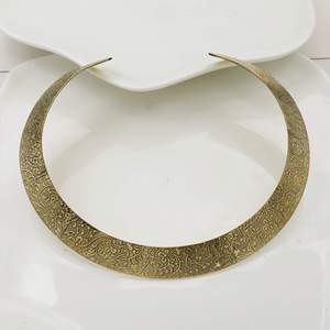 Collier ras du cou vintage plaqué or gravé, bijoux unisexes pour tous les jours - Product Image 2