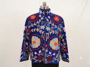เสื้อแจ็คเก็ตฤดูหนาวปักลายซูซานีสีน้ำเงินพรีเมียมสำหรับผู้หญิง งานแฮนด์เมด แรงบันดาลใจจากอุซเบกิสถาน ลายปักดอกไม้ ผ้ากำมะหยี่ เป็นมิตรกับสิ่งแวดล้อม สไตล์โบฮีเมียน - Product Image 3
