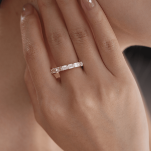 Bague de mariage demi-éternité de luxe en or rose 14K avec diamant de laboratoire taille émeraude East West et diamant de laboratoire taille marche de 4,3 mm - Product Image 1