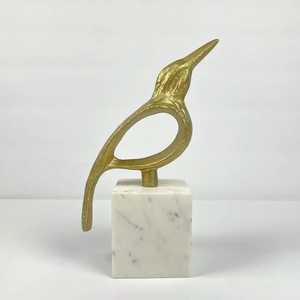 Sculpture abstraite en ruban métallique doré torsadé, figurine texturée à boucles concentriques, centre de table moderne sur base en marbre blanc - Product Image 3
