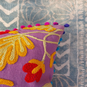Funda de cojín Suzani hecha a mano en India, todos los tamaños, bordado colorido con motivos de animales fantasiosos y fundas con pompones coloridos. - Product Image 5